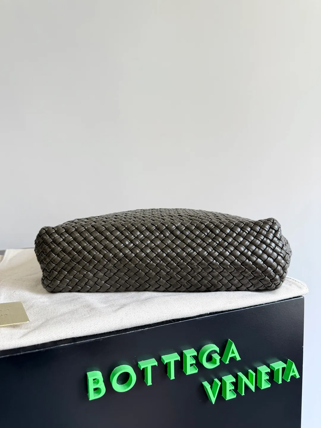 Batch 5760 BV collectible small woven handbags are really YYDS!! Bottega Veneta’s most classic small woven handbags are back! ! Colorful macaron color combination, super heavy craftsmanship. We use the highest quality leather with the highest craftsmanship❤️ to create the most precious works. We created the original Intrecciato leather weaving process❤️ This unique traditional exclusive leather weaving method has not only become our logo, but also reflects the time-consuming and labor-intensive craftsmanship of our products❤️ The new TOSCA handbag It must be a selection worth collecting🆕⚠️⚠️Baby, malachite, pearl, spotted stone can be sold individually and can be assembled by yourself. Style number: 716974 Size: 27*9*18cm